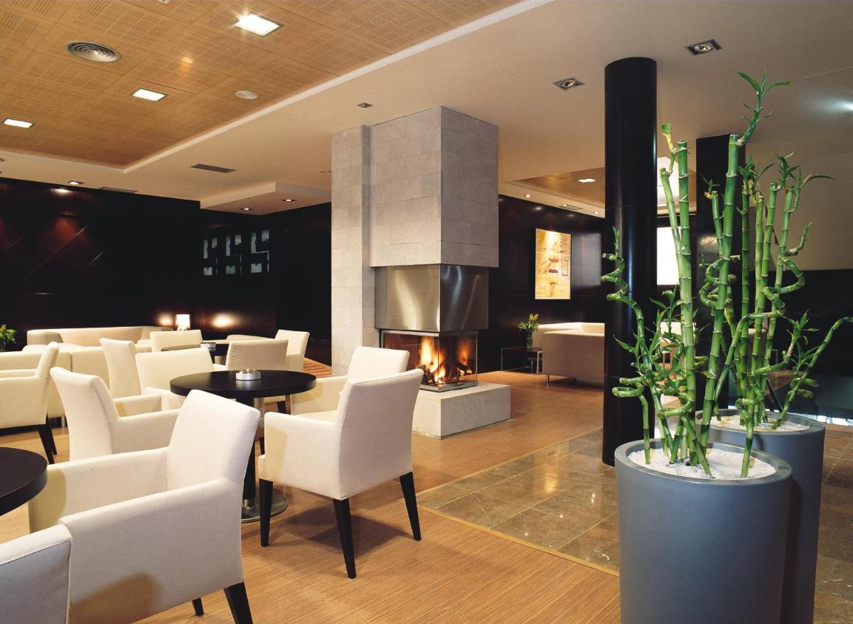 Zona de estar de Oca Palacio De La Llorea Hotel & Spa