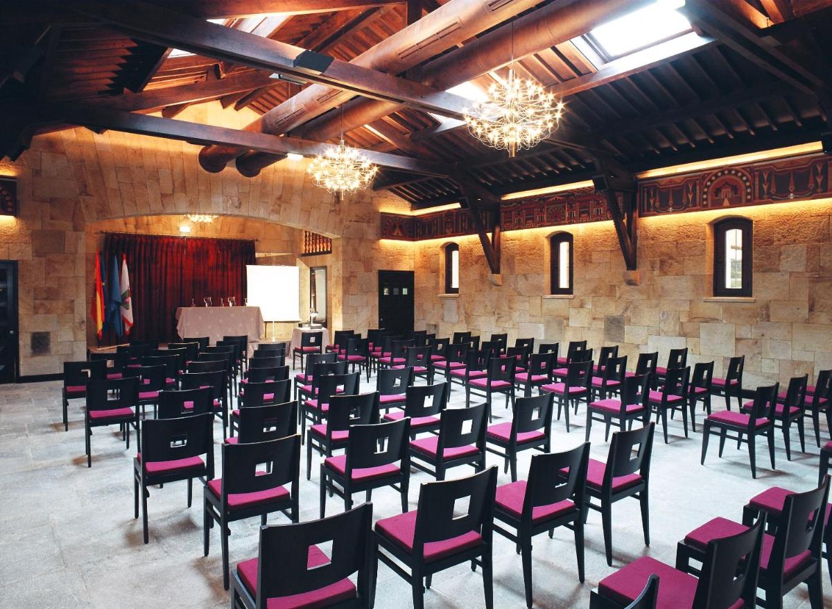Una habitación grande con un montón de sillas. en Oca Palacio De La Llorea Hotel & Spa, en Deva 41 fotos más