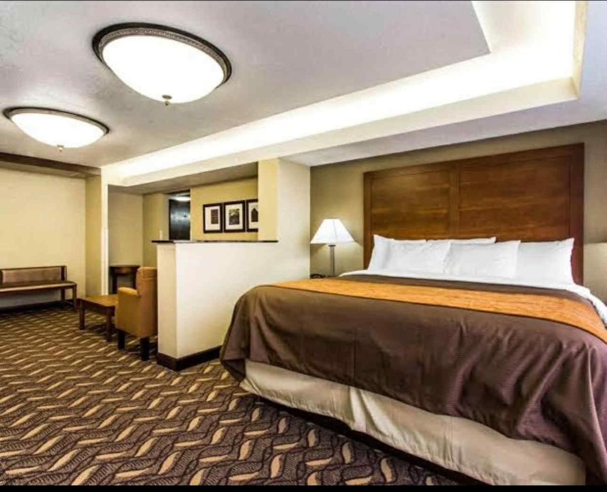 AmericInn by Wyndham Memphis East - Housity