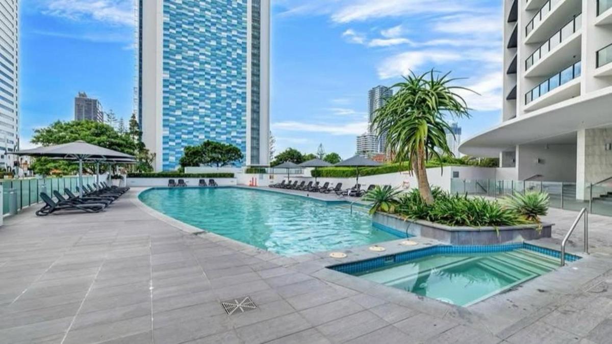 Large Modern 3 Bedroom Apartment With City Views - CoastHM - Housity