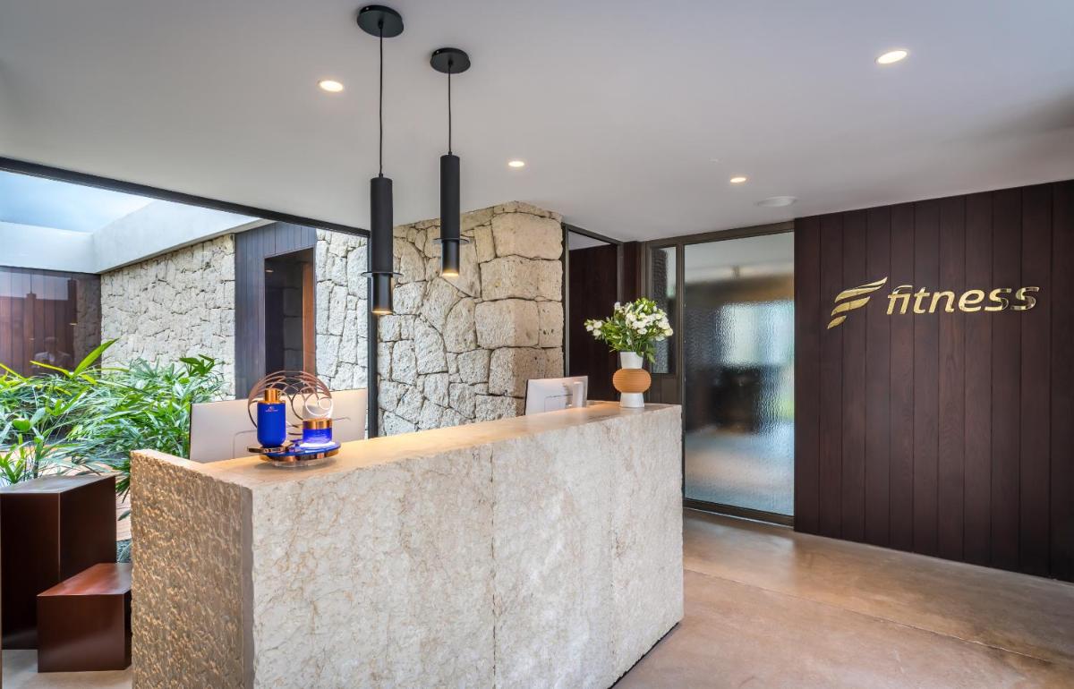 Un vestíbulo de un hotel con un mostrador de recepción. en Royal Hideaway Corales Villas, en Adeje