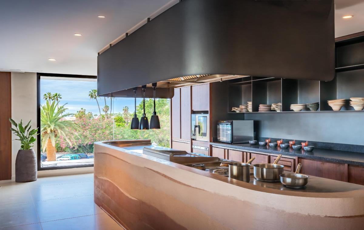 Una cocina o zona de cocina en Royal Hideaway Corales Villas