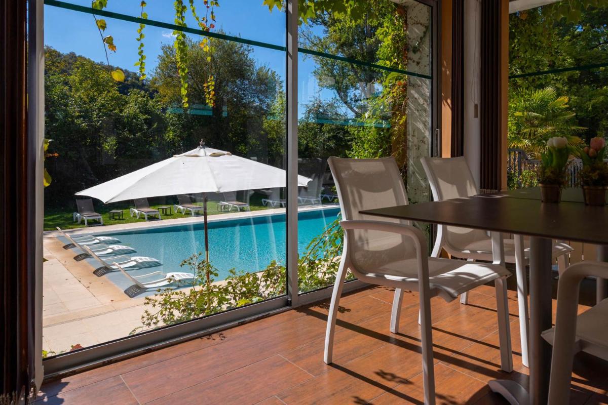 Piscine de l'établissement Hôtel La Ségalière Spa Bar ou située à proximité