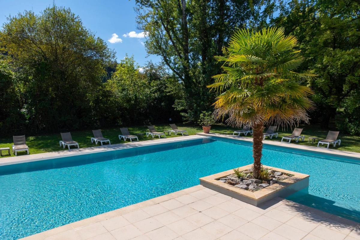 Piscine de l'établissement Hôtel La Ségalière Spa Bar ou située à proximité