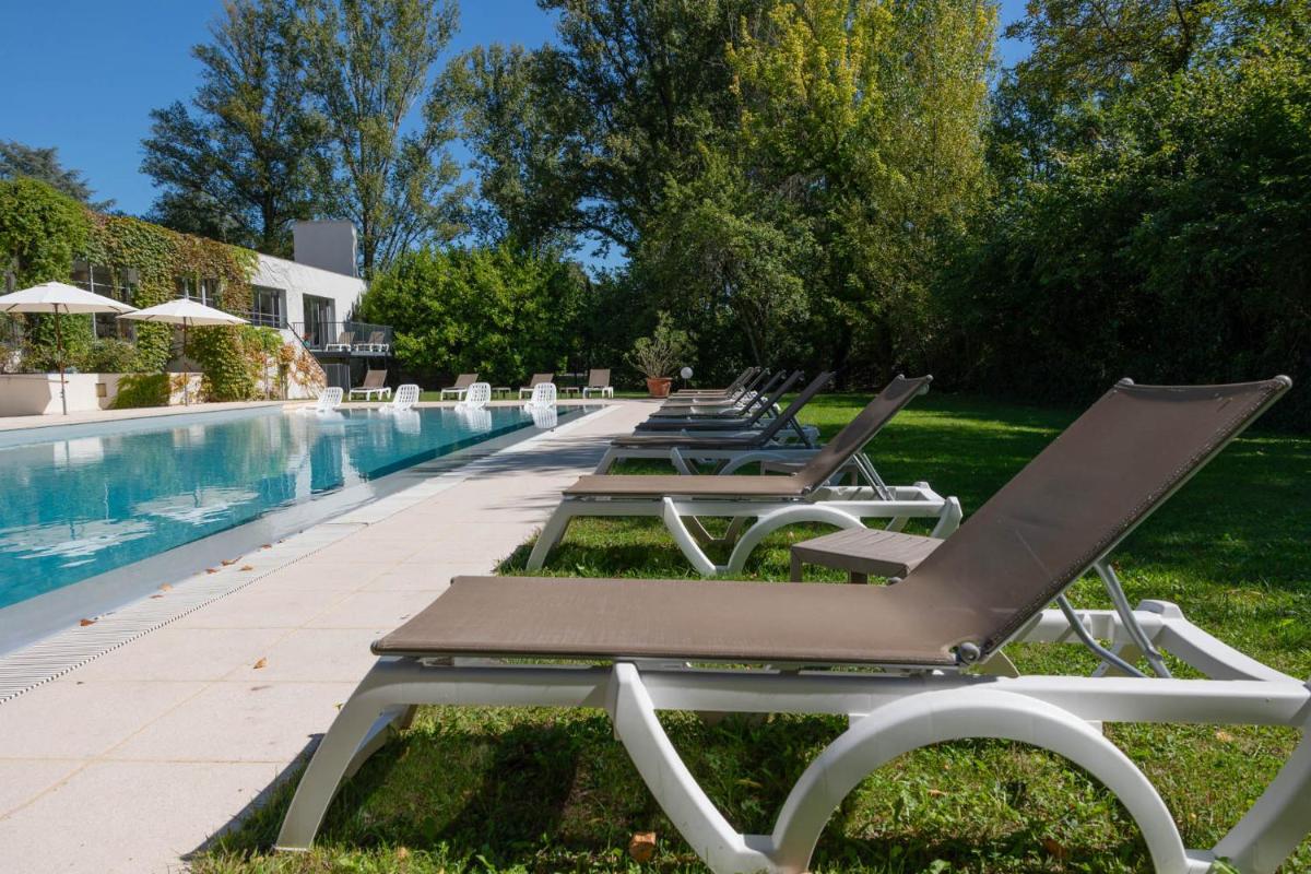 Piscine de l'établissement Hôtel La Ségalière Spa Bar ou située à proximité