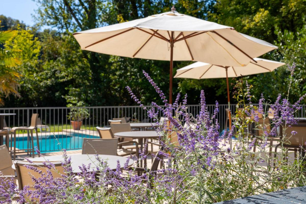 Piscine de l'établissement Hôtel La Ségalière Spa Bar ou située à proximité