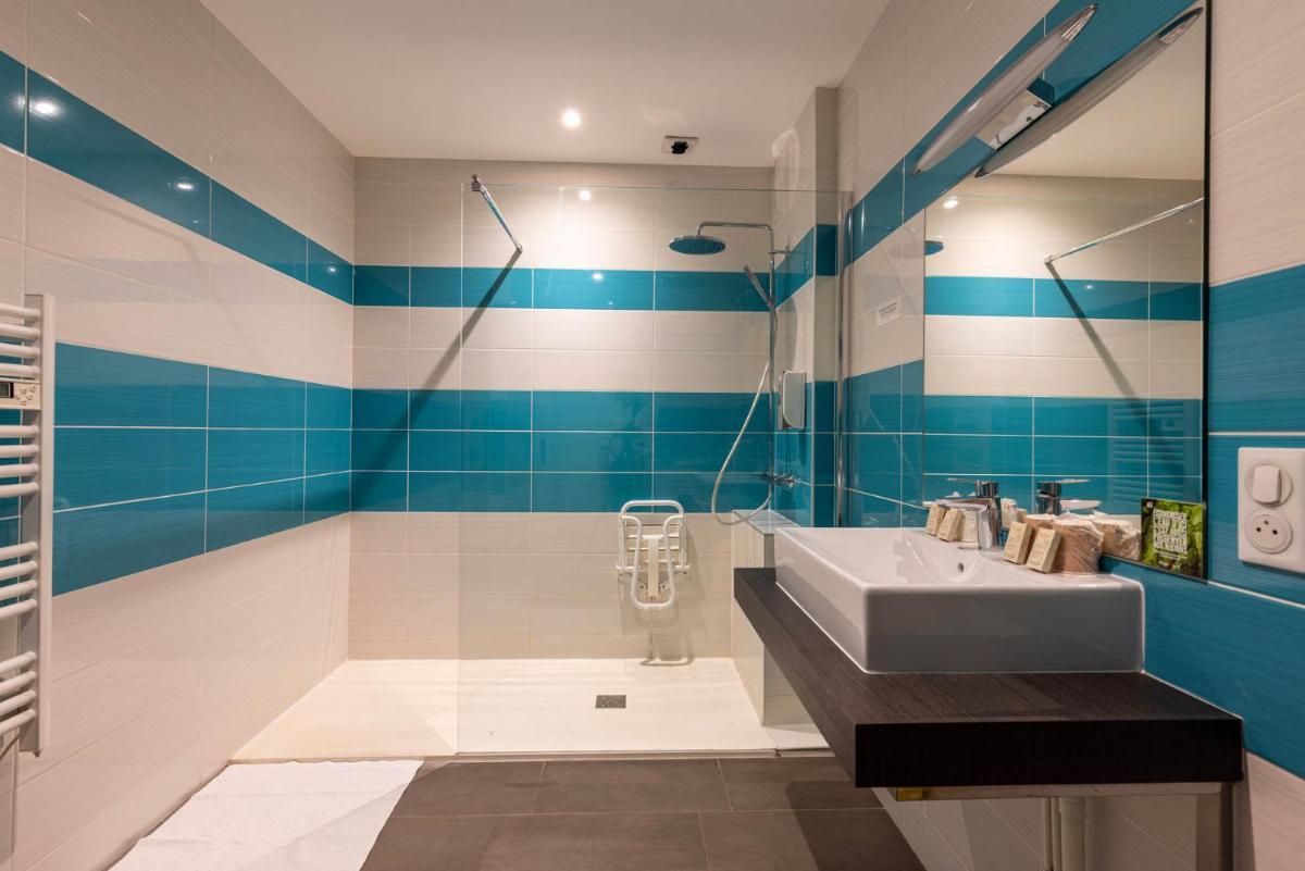 Salle de bains dans l'établissement Hôtel La Ségalière Spa Bar