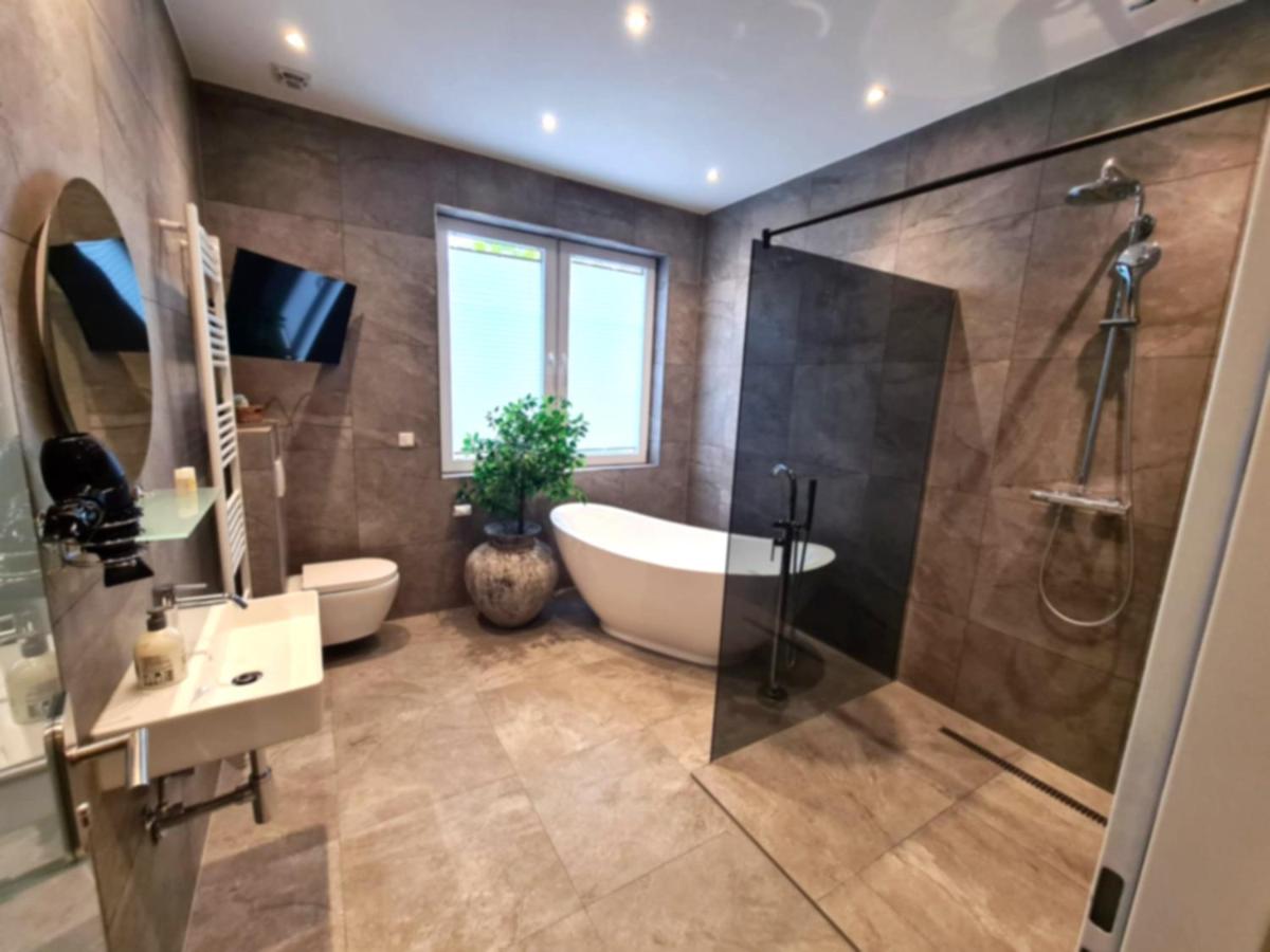 3 Monkeys Hotel - Housity