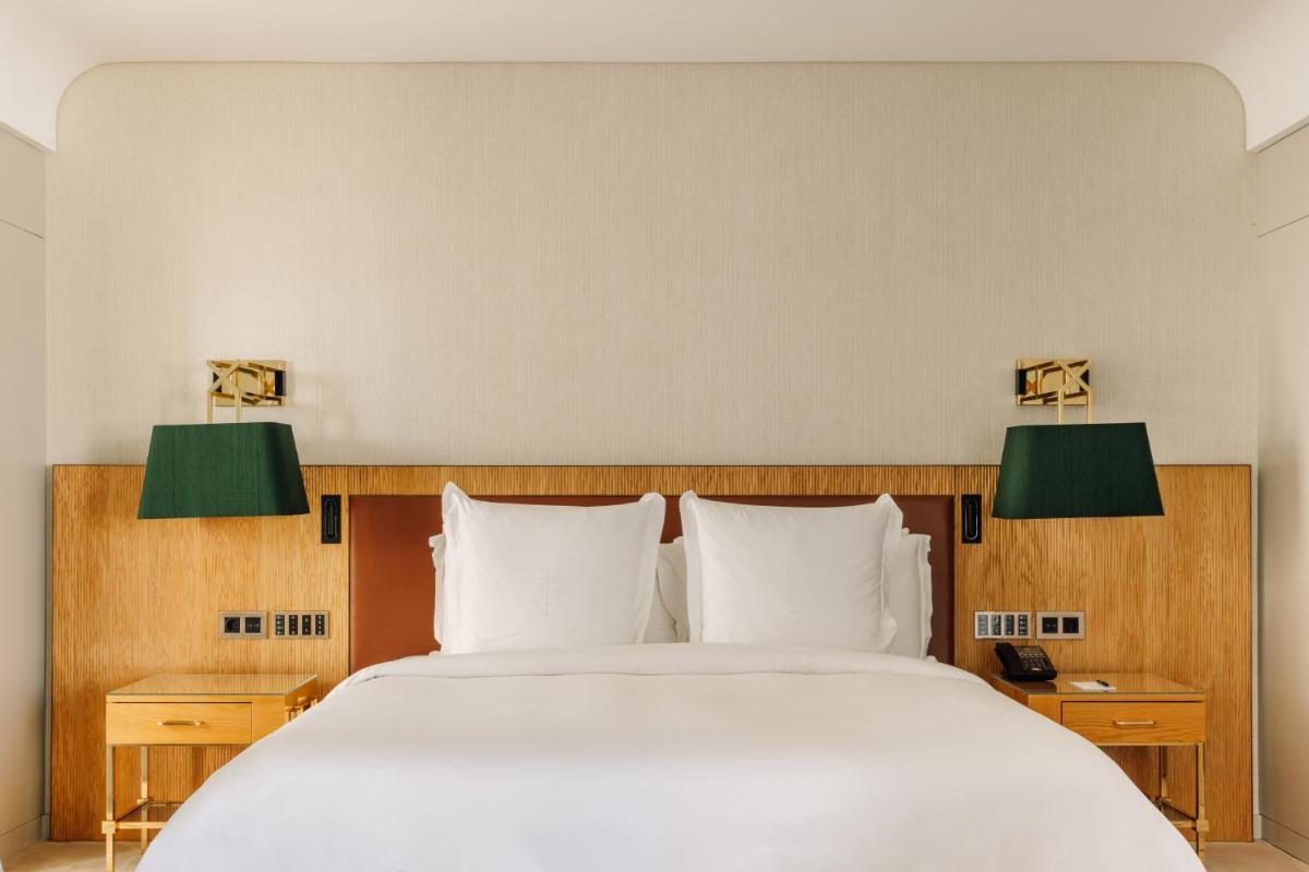 Uma cama ou camas num quarto em Four Seasons Hotel Ritz Lisbon