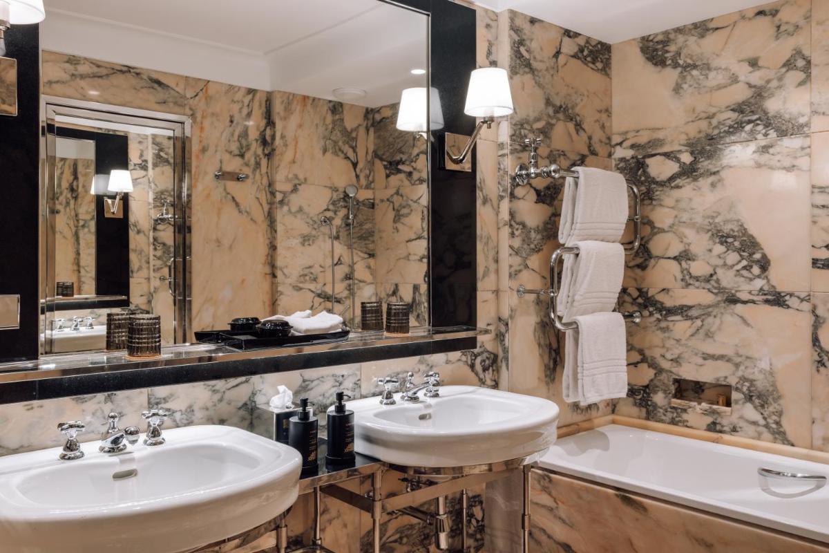 Uma casa de banho em Four Seasons Hotel Ritz Lisbon