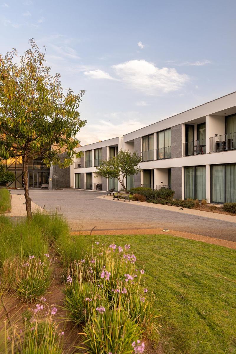 Um jardim no exterior de Monchique Resort & Spa