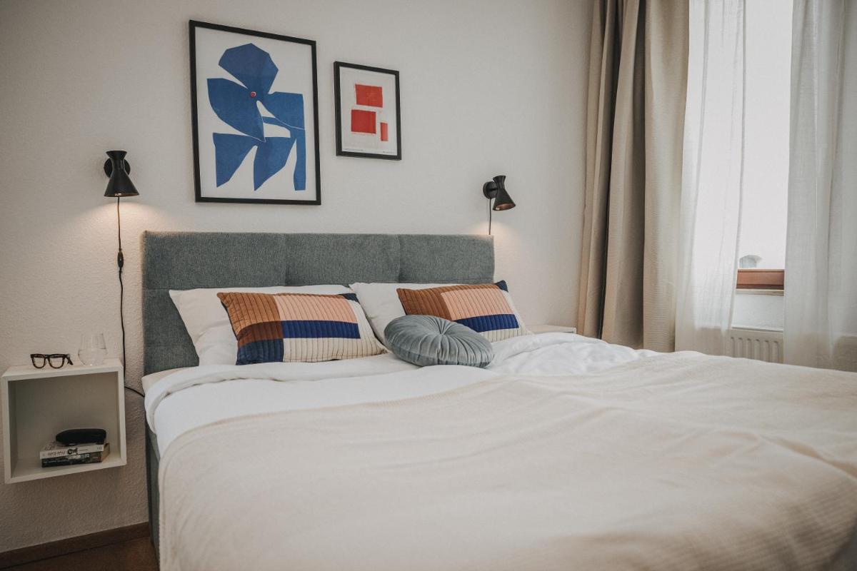 JOBOSTAYS - LINDEN Family Apartment Oldenburg - sehr geräumig 110m2 - Terrasse mit Gartenblick - voll ausgestattete Küche - 2 Bäder - Babybett - 10 Min zu Fuß zum Bahnhof - kostenloses WLAN - Parkplatz - kontaktfreier Check-In - Housity