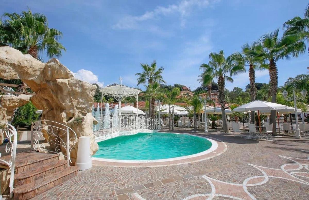 Hotel Happy Days - Housity