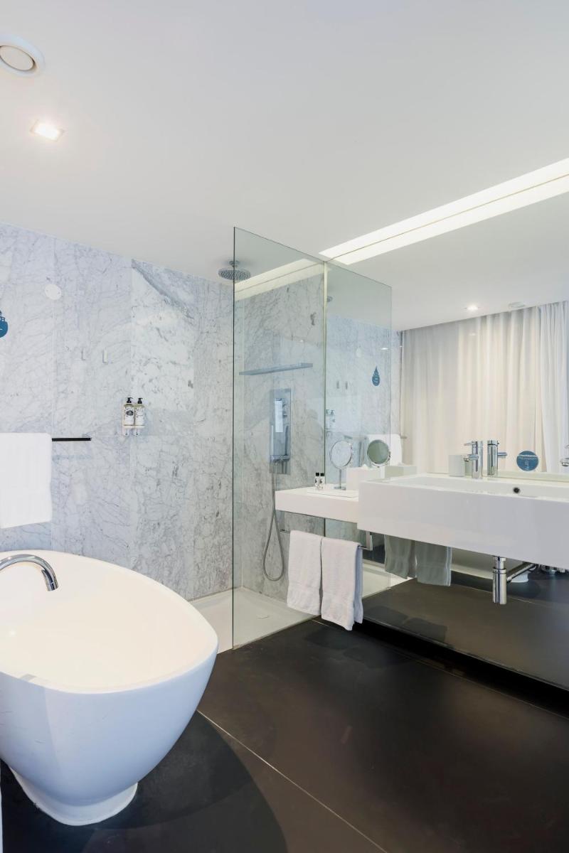 Uma casa de banho em Troia Design Hotel