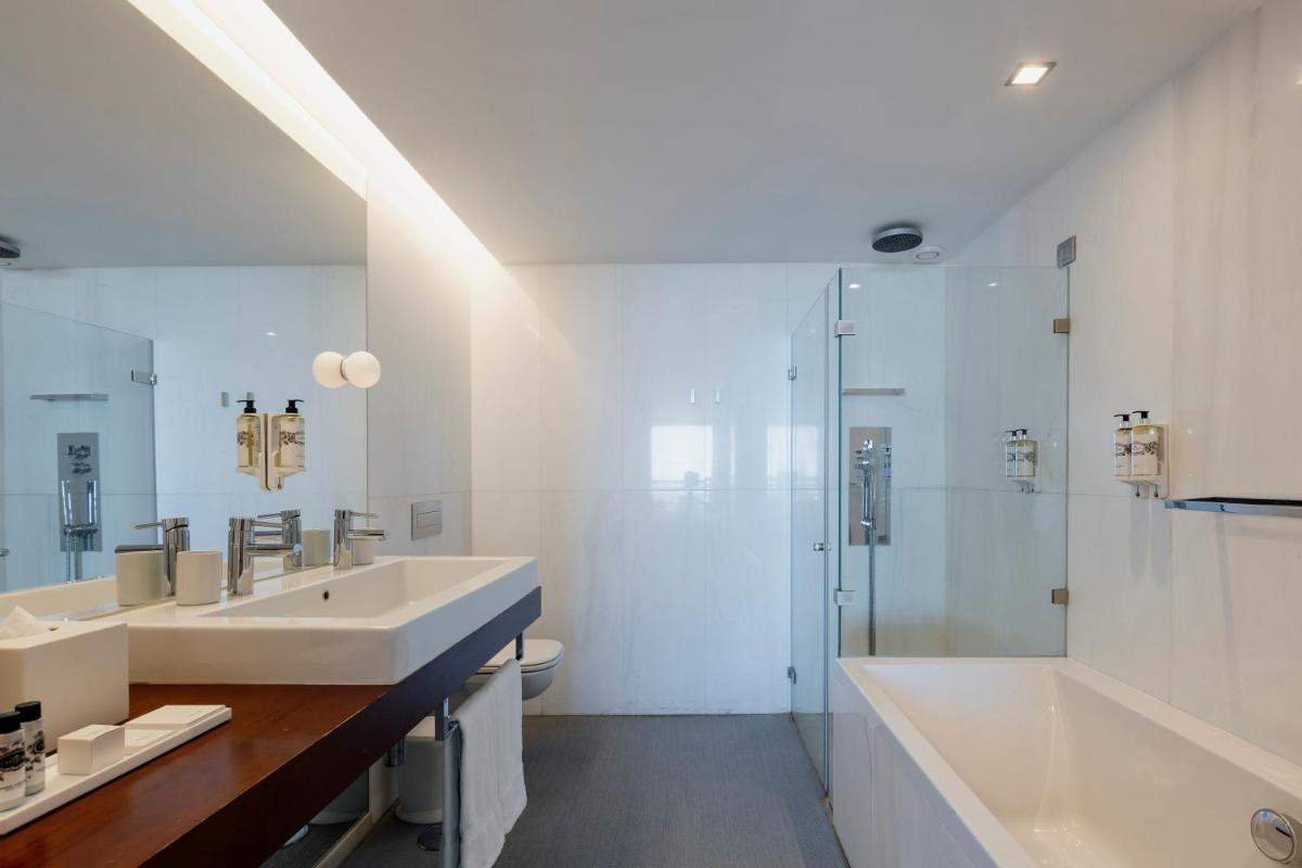Uma casa de banho em Troia Design Hotel