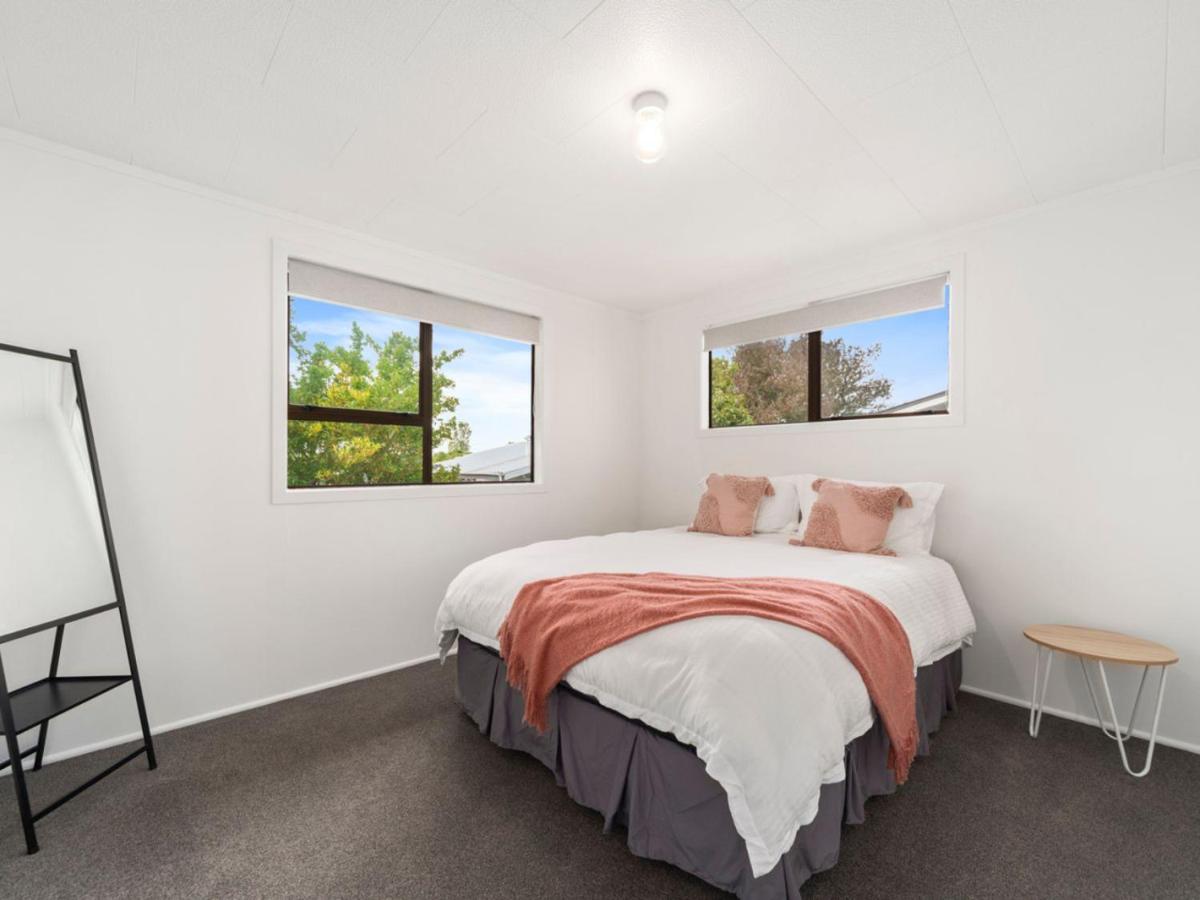 Garden Grove Gem - Lake Taupō Holiday Home - Housity