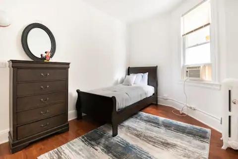 Cozy 3 BR for U Near Manhattan View, 15 Min to NYC - Housity