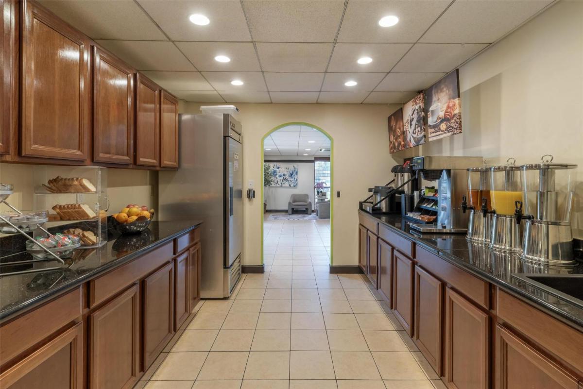SureStay Hotel by Best Western East Brunswick - Housity