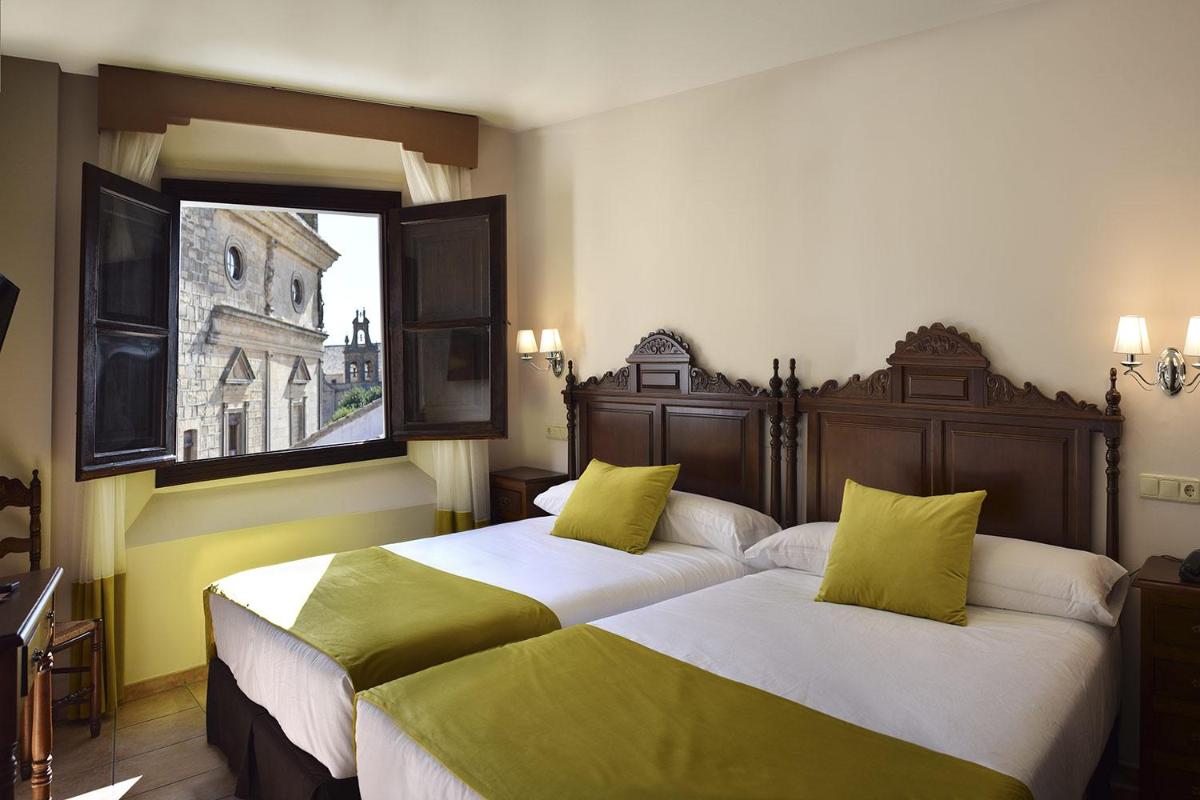 Hotel María de Molina - Housity