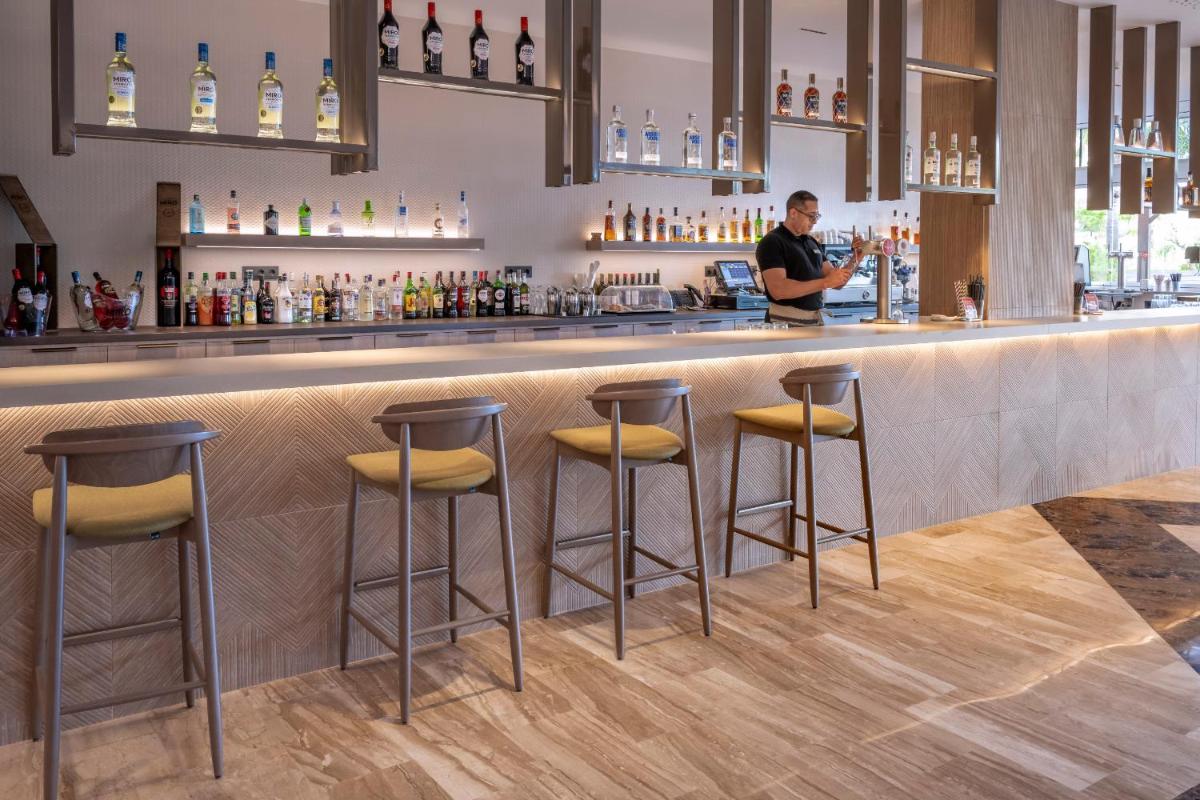 El salón o zona de bar de 4R Gran Regina