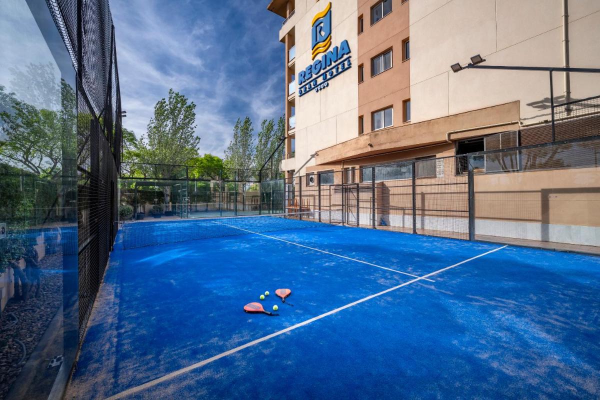 Instalaciones para jugar a tenis o squash en 4R Gran Regina o alrededores