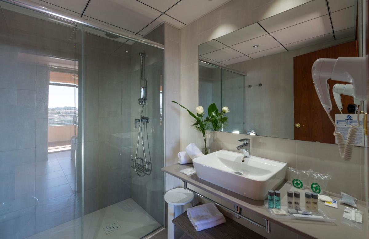 un baño con lavabo y ducha en 4R Gran Regina, en Salou