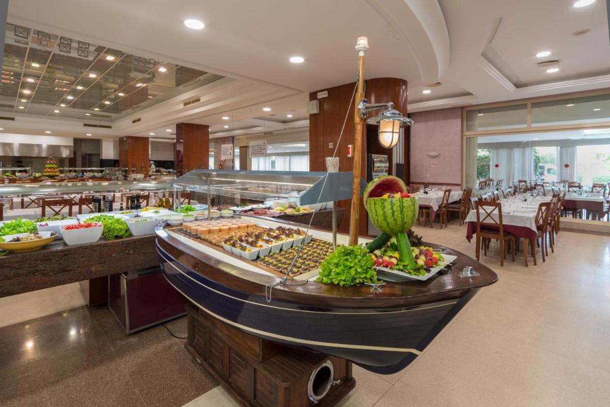 un buffet en un restaurante con comida en una mesa en 4R Gran Regina, en Salou
