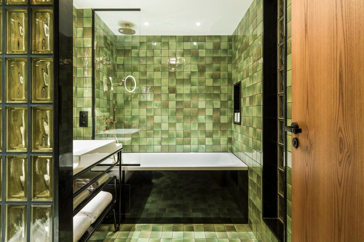 une salle de bains avec baignoire et lavabo dans l'établissement La Fondation, à Paris