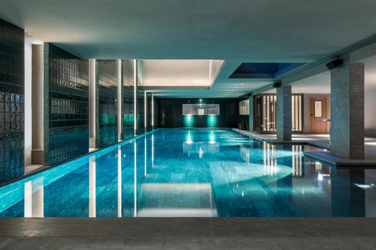 une grande piscine dans un bâtiment dans l'établissement La Fondation, à Paris