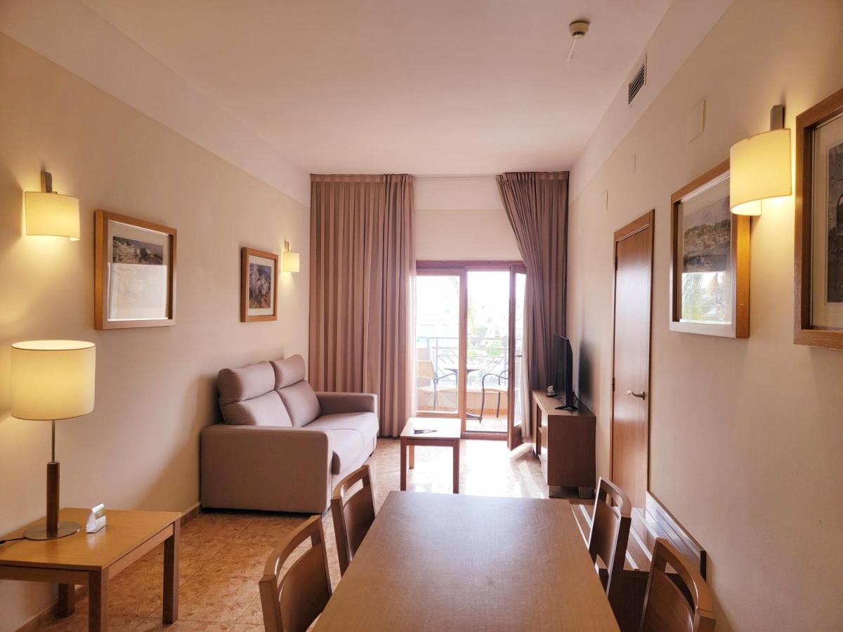 una sala de estar con una mesa y un sofá en Hotel Monarque Costa Narejos, en Los Alcázares 44 fotos más