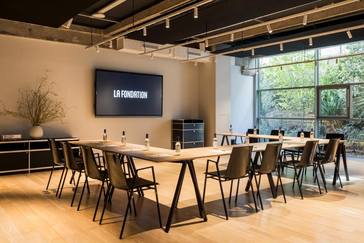 Télévision ou salle de divertissement dans l'établissement La Fondation