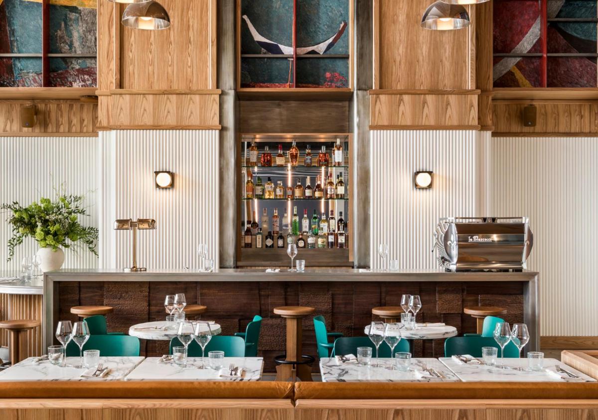 un restaurant avec des tables et des chaises et un bar dans l'établissement La Fondation, à Paris 54 autres photos