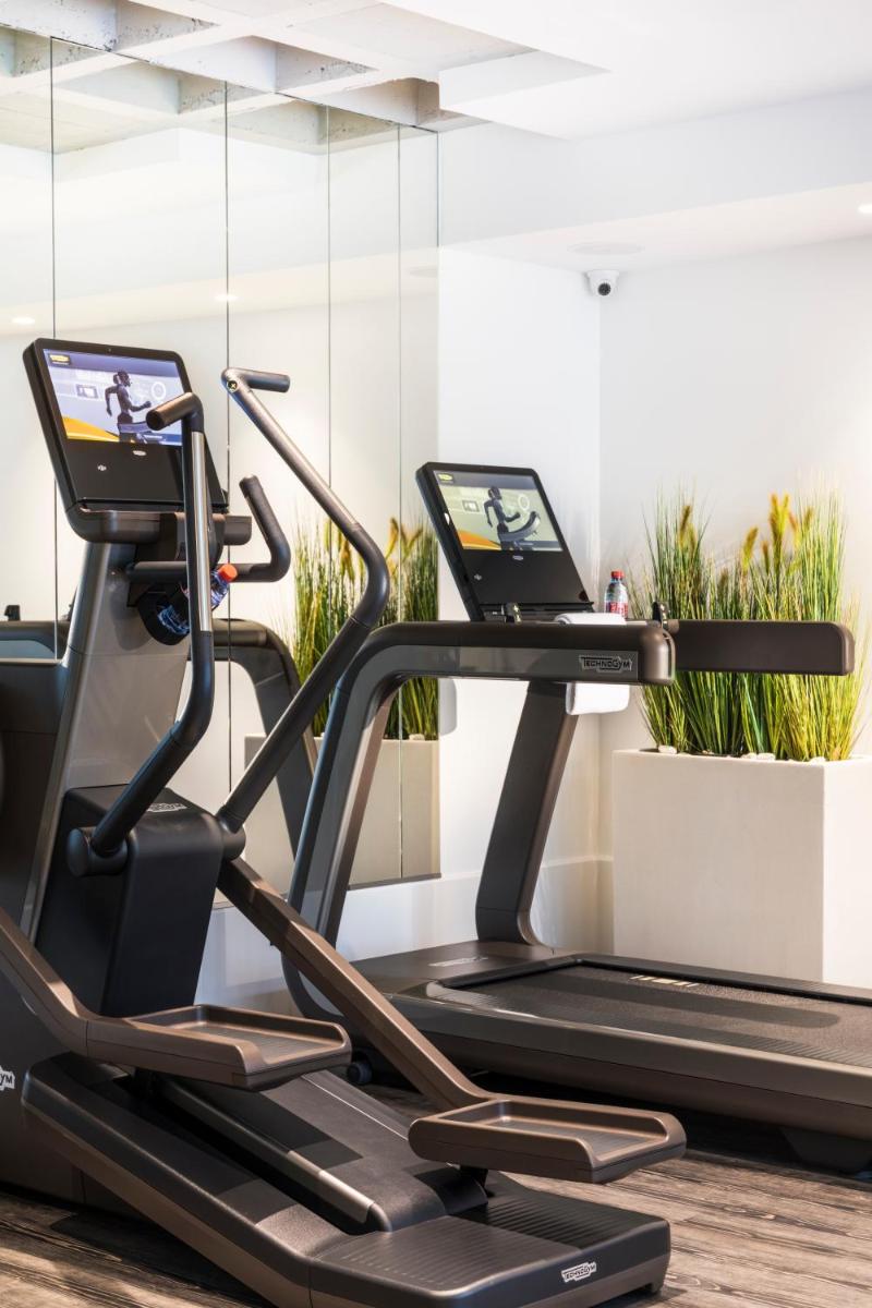 - un tapis de course dans une salle de sport avec un ordinateur portable dans l'établissement Maison Albar - Le Diamond, à Paris