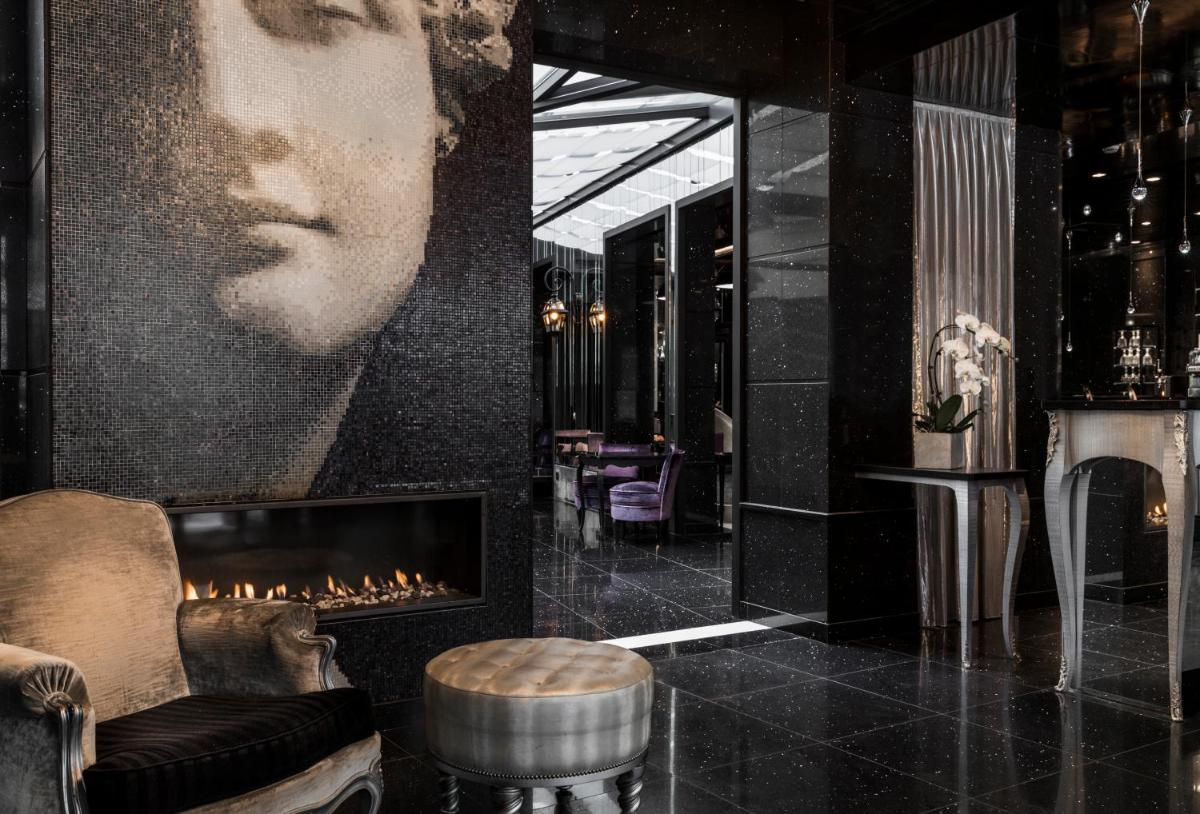 - un salon avec une cheminée, un canapé et une chaise dans l'établissement Maison Albar - Le Diamond, à Paris