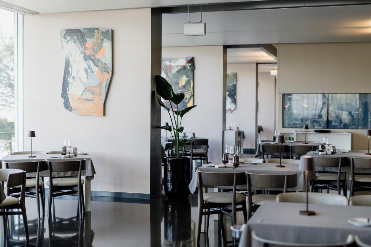 Um restaurante ou outro lugar para comer em Troia Design Hotel