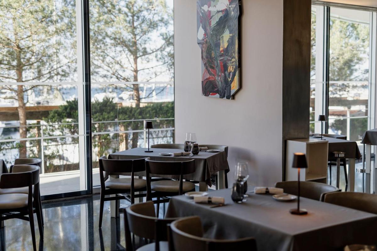 Um restaurante ou outro lugar para comer em Troia Design Hotel