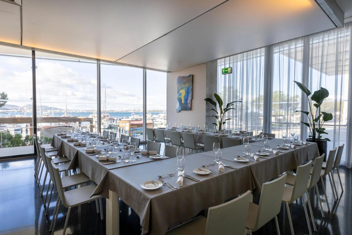 Um restaurante ou outro lugar para comer em Troia Design Hotel