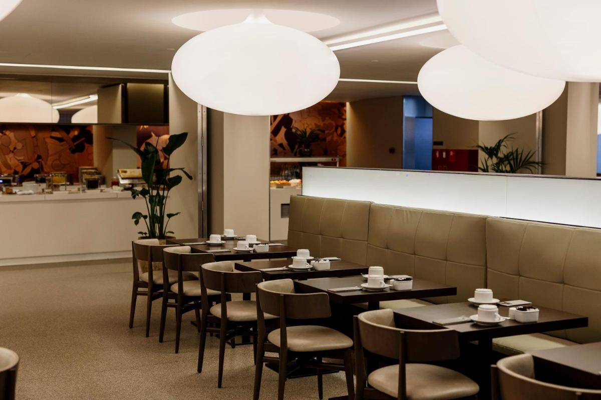 Um restaurante ou outro lugar para comer em Troia Design Hotel