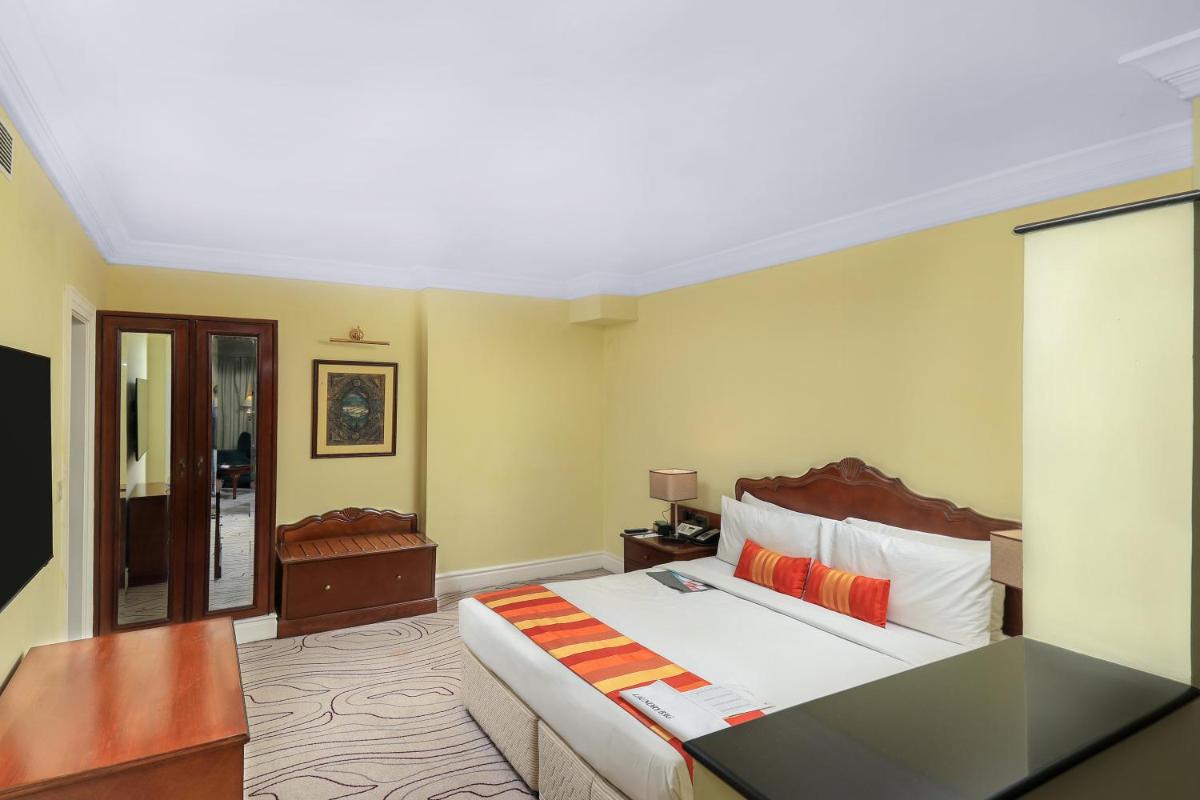 a bedroom with a large bed in a room at Le Royal Meridien Chennai in Chennai