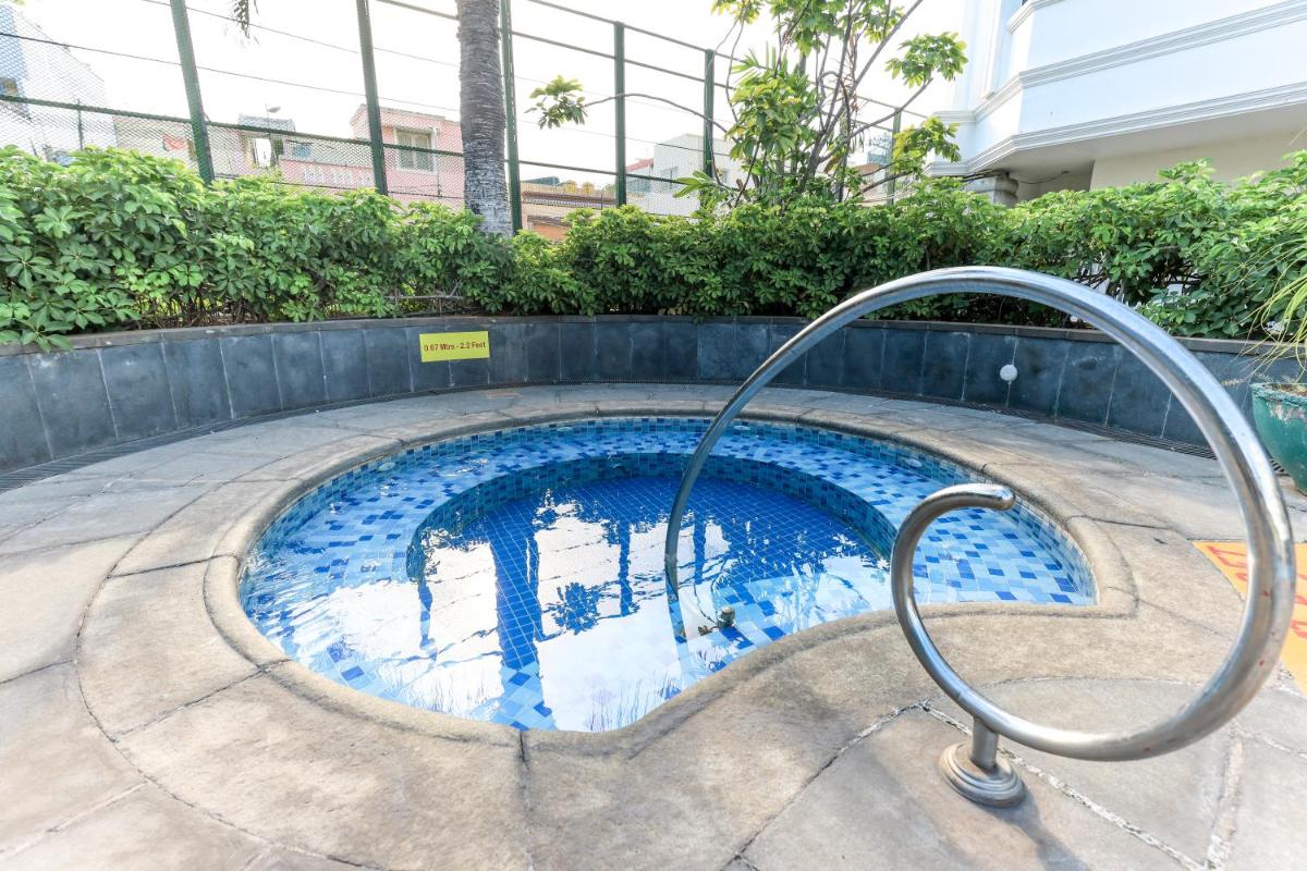 a swimming pool with a hand rail in the middle at Le Royal Meridien Chennai in Chennai