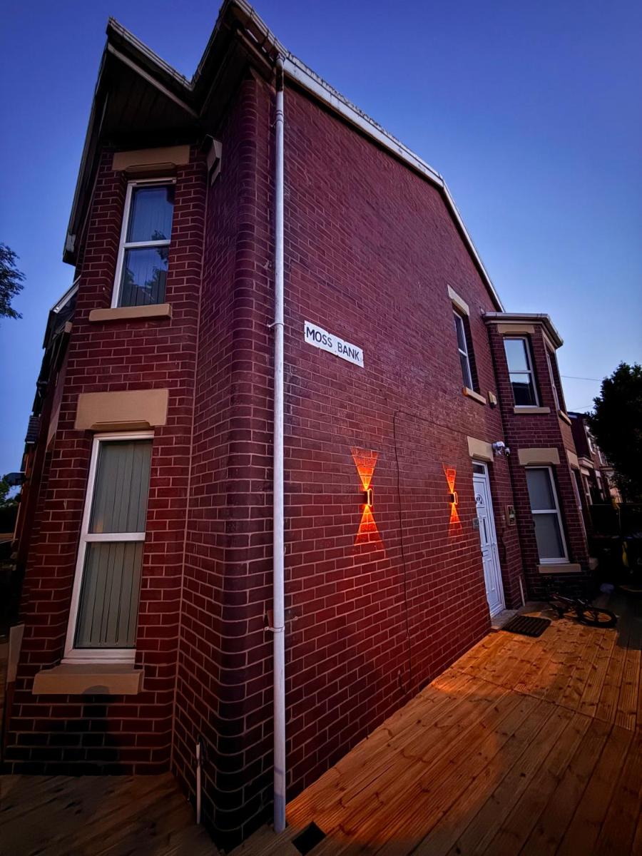 Full Home with Free Parking in Moss Bank near Cheetham Hill, Crumpsall, Manchester - Housity