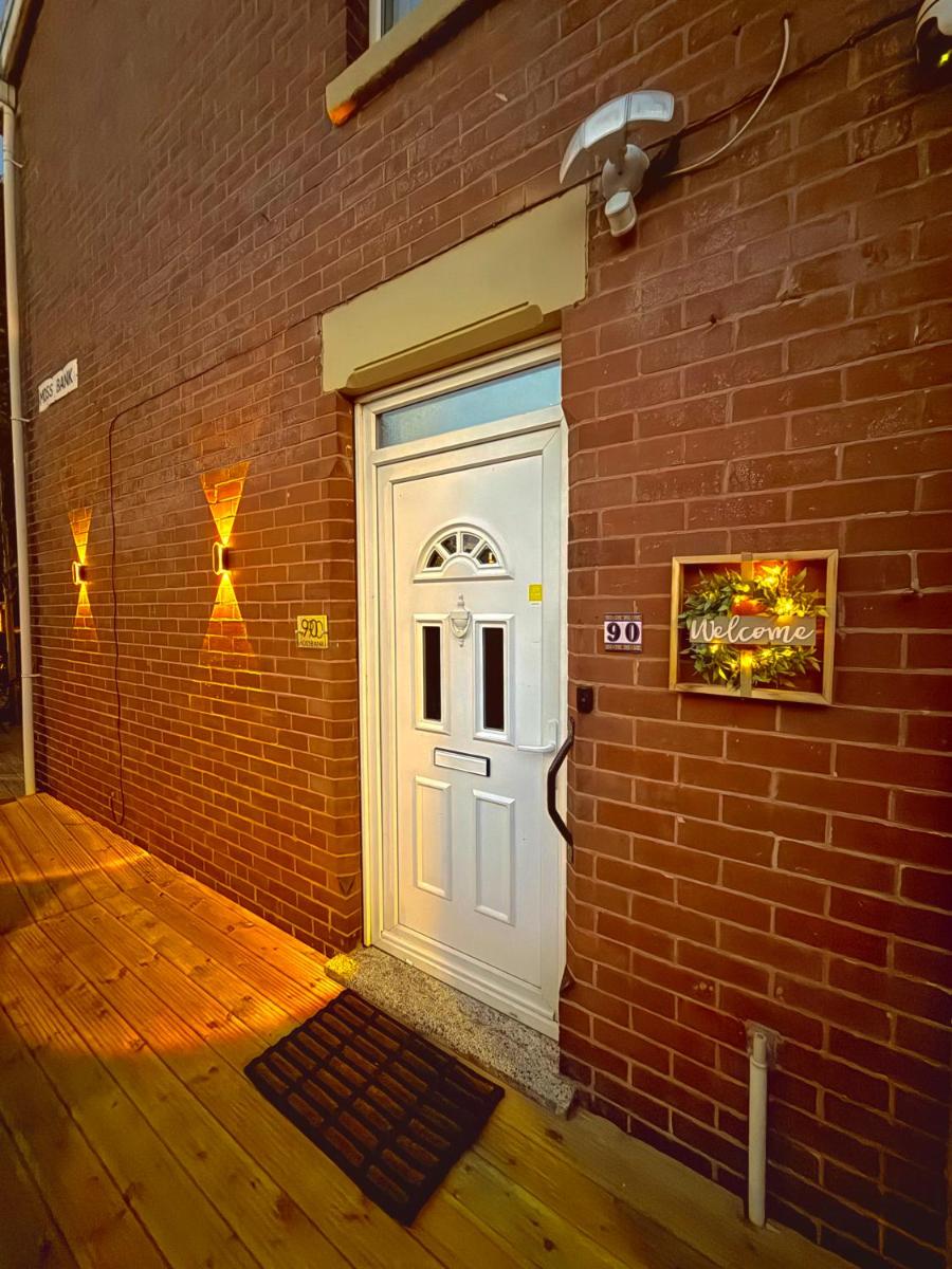Full Home with Free Parking in Moss Bank near Cheetham Hill, Crumpsall, Manchester - Housity