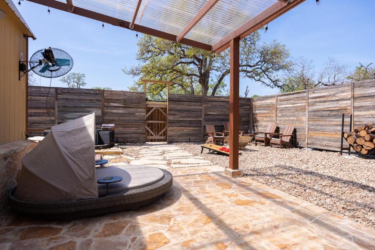 Romantic Luxury stay w Sauna, Pool & Amenities on 10 acres - Housity
