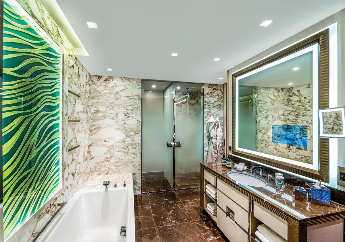 Ein Badezimmer in der Unterkunft Waldorf Astoria Berlin