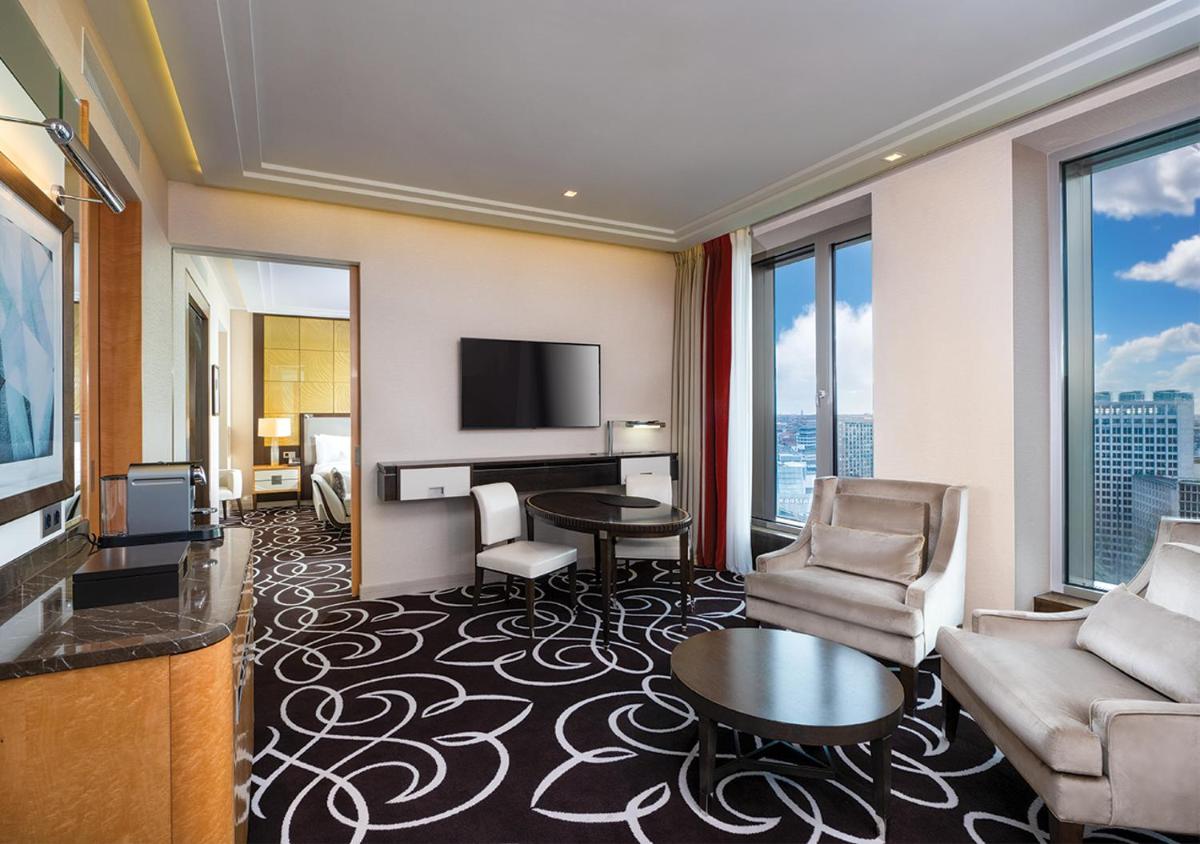 TV/Unterhaltungsangebot in der Unterkunft Waldorf Astoria Berlin