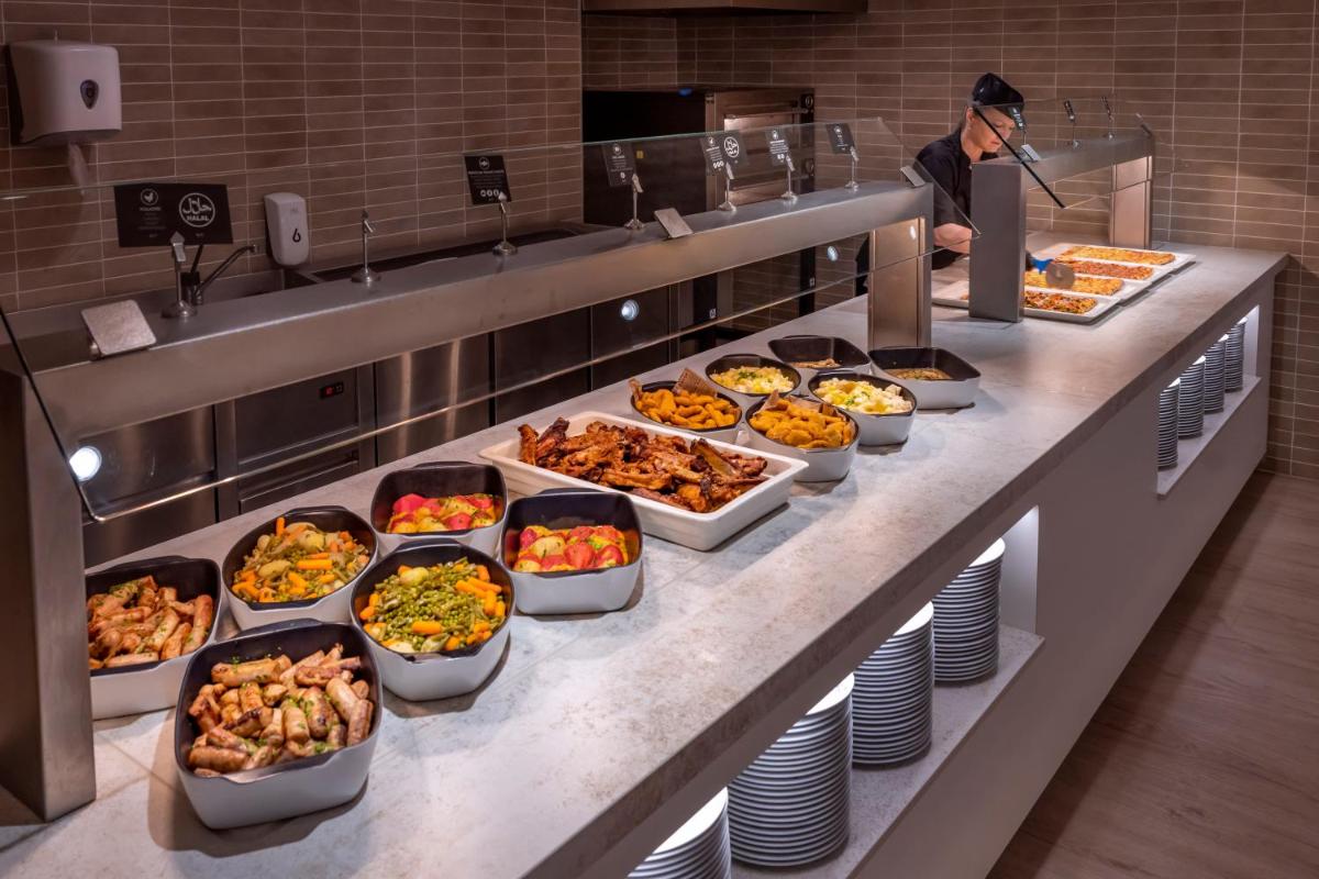 Comida en o cerca de este hotel