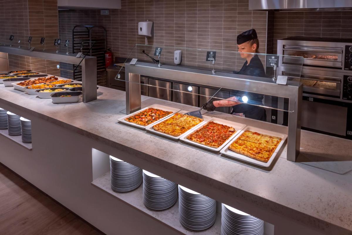 Comida en o cerca de este hotel