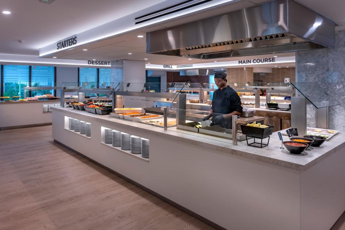 Comida en o cerca de este hotel