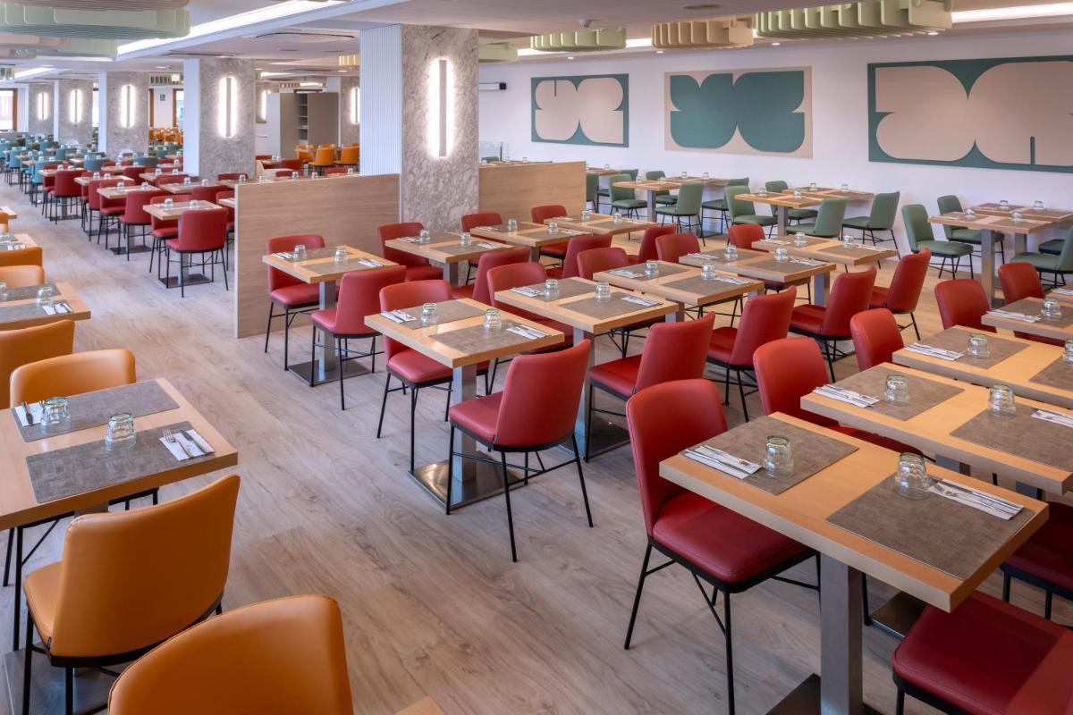 Un restaurante o sitio para comer en GHT Oasis Park & Spa