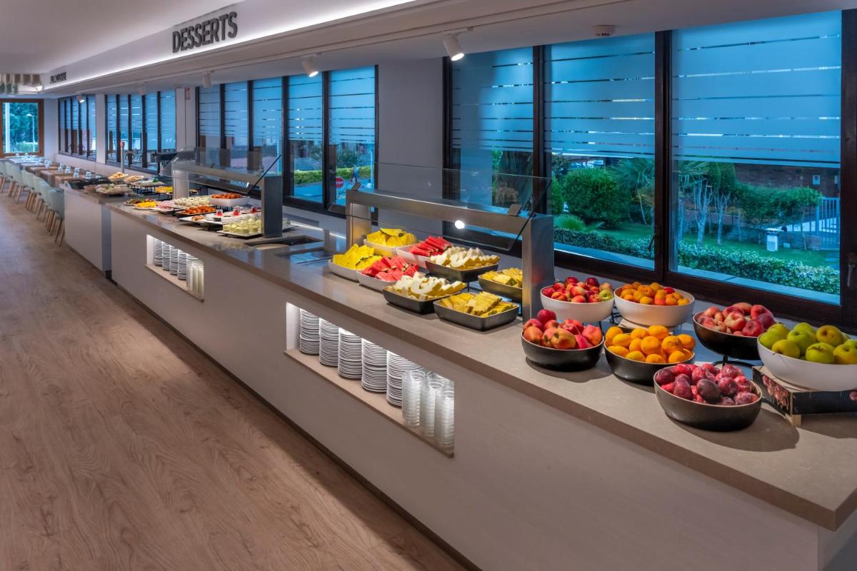 Comida en o cerca de este hotel